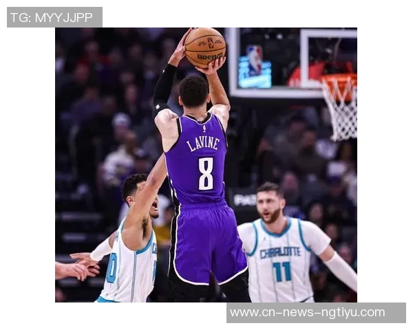 拉文第9次砍下40分以上并命中8记三分创历史新高仅次于水花兄弟与表演者